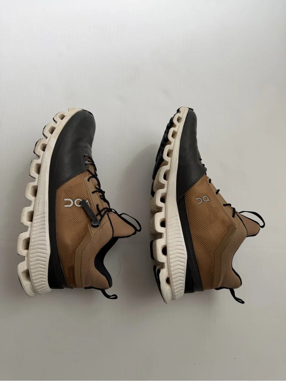 On Running Cloud Hi Waterproof Sneakers Women’s Size 9 Tan Hiking Shoes